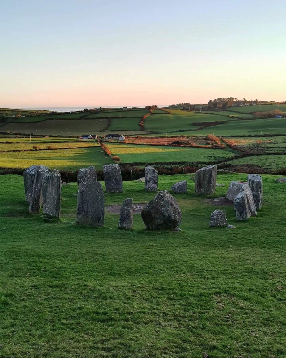 Drombeg Stone Circle is a circle of 17 standing stones which on excavation showed that there had been an urn burial in the centre. It has been dated to between 153BC and 127AD. 😲 📸 Toms Tours Ireland