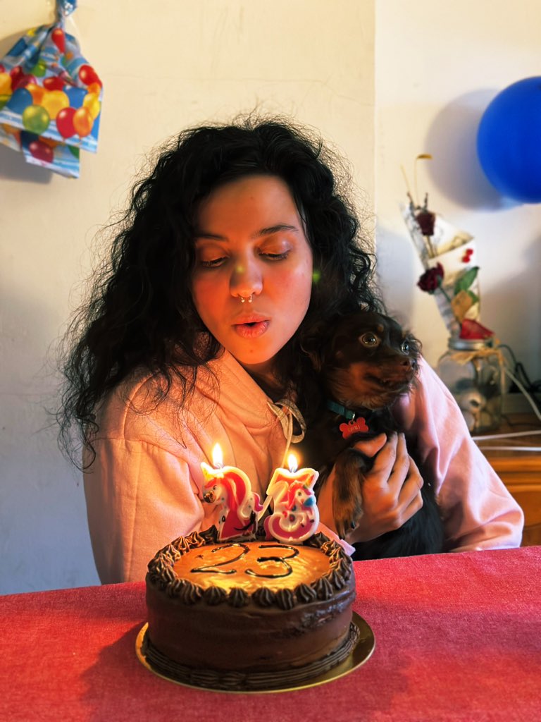 Above_Tommo's tweet photo. Este año he soplado las velas 3 veces... y las soplaría 50 veces más a vuestro lado, con los mismos deseos una y otra vez y con las mismas ganas y locuras. Gracias por estar, gracias por ser mis velas en este camino oscuro, sobre todas las cosas, un año más. 💖🦄✨☘️ https://t.co/JEpoypwsVY
