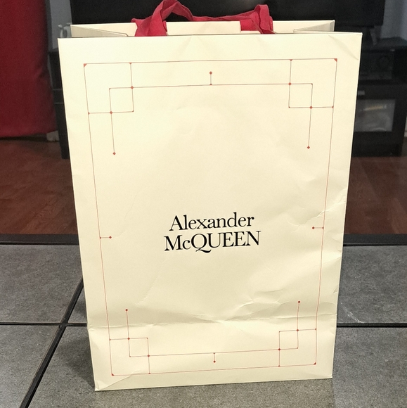 BeautyRxLife's tweet photo. So good I had to share! Check out all the items I'm loving on @Poshmarkapp #poshmark #fashion #style #shopmycloset #dior #alexandermcqueen: https://t.co/KqDZsXfZAK https://t.co/qp2EK6HeBM