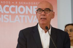 MVSNoticias's tweet photo. Nos oponemos a una #ReformaElectoral  regresiva, tóxica y antidemocrática que atenta contra los derechos fundamentales de las y los mexicanos y que pone en riesgo la estabilidad del país. Desde el pleno del Senado, esta es la postura de 
@MovCiudadanoMX, dijo .@DanteDelgado. https://t.co/QdgP0nH1HK