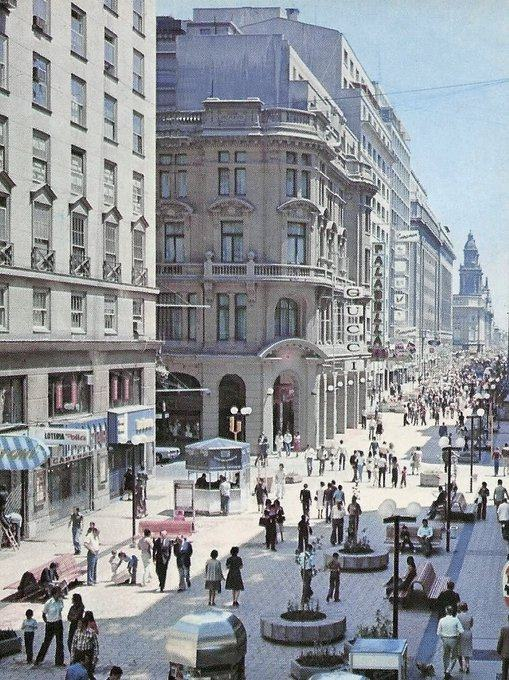 artamumu's tweet photo. Paseo Ahumada; antes que fuera invadido por el nefasto comercio ambulante. ¿Año? https://t.co/qM7XYAiY3c