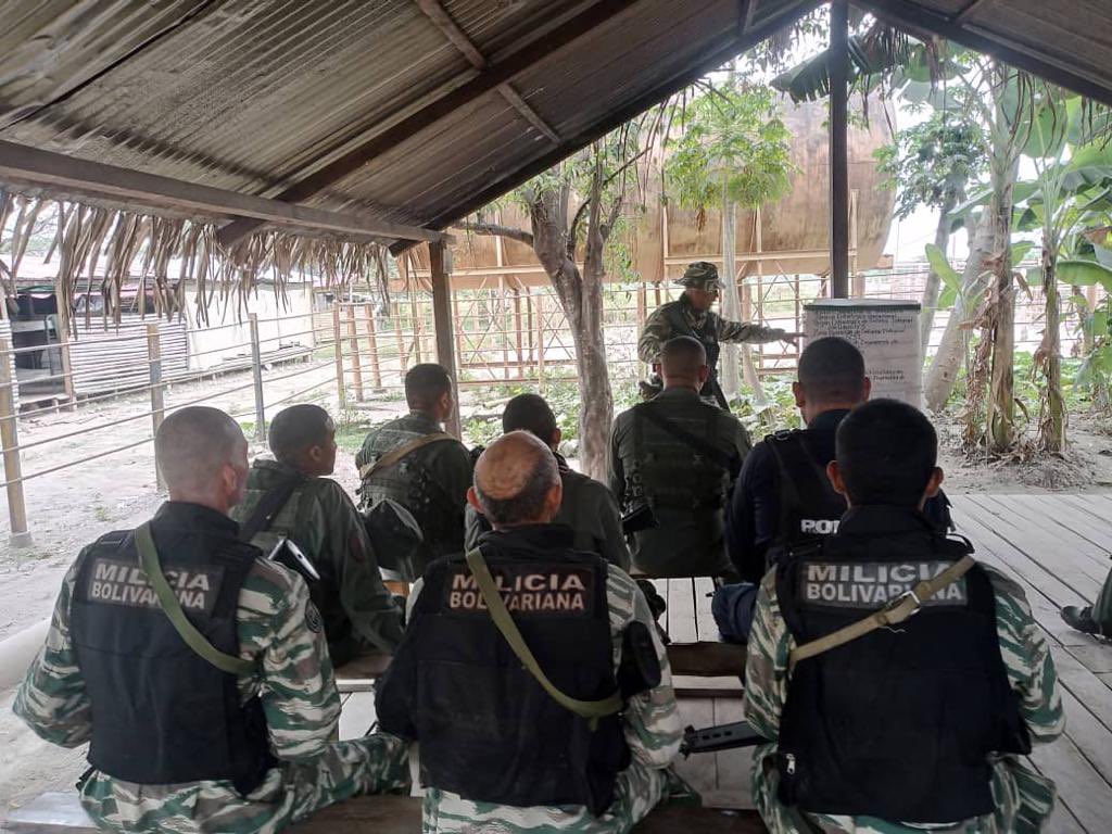 dhernandezlarez's tweet photo. Nuestros leales y heroicos soldados de la Patria reciben instrucción diaria a lo largo y ancho de nuestra República en nuestros vivacs, donde adquieren la forja de su formación y templanza militar.

#FANB https://t.co/MrfLj5dEQu