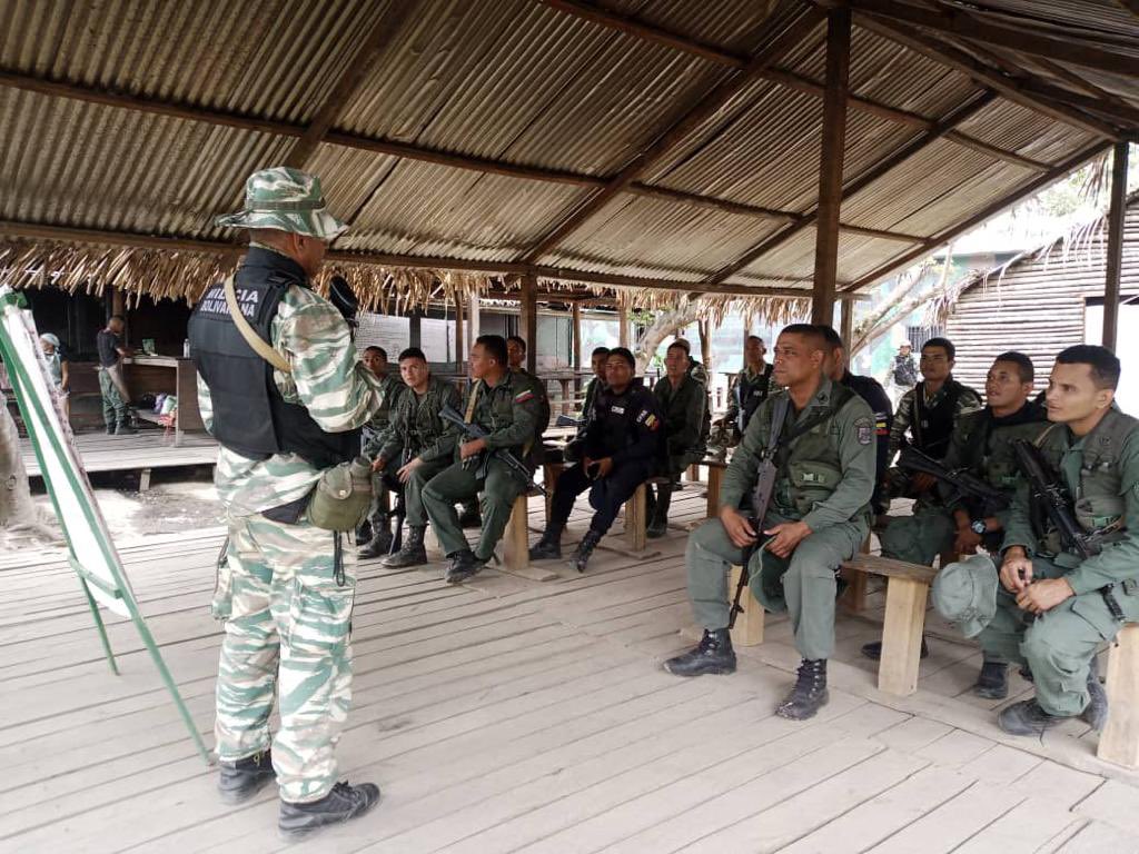 dhernandezlarez's tweet photo. Nuestros leales y heroicos soldados de la Patria reciben instrucción diaria a lo largo y ancho de nuestra República en nuestros vivacs, donde adquieren la forja de su formación y templanza militar.

#FANB https://t.co/MrfLj5dEQu
