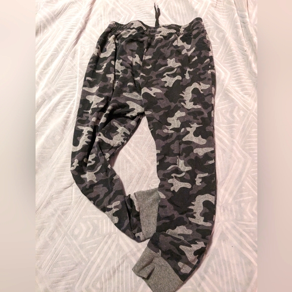 eabe222's tweet photo. So good I had to share! Check out all the items I'm loving on @Poshmarkapp #poshmark #fashion #style #shopmycloset #champion #zara #idr: https://t.co/kwgQ5qlJmp https://t.co/29rgItBSID