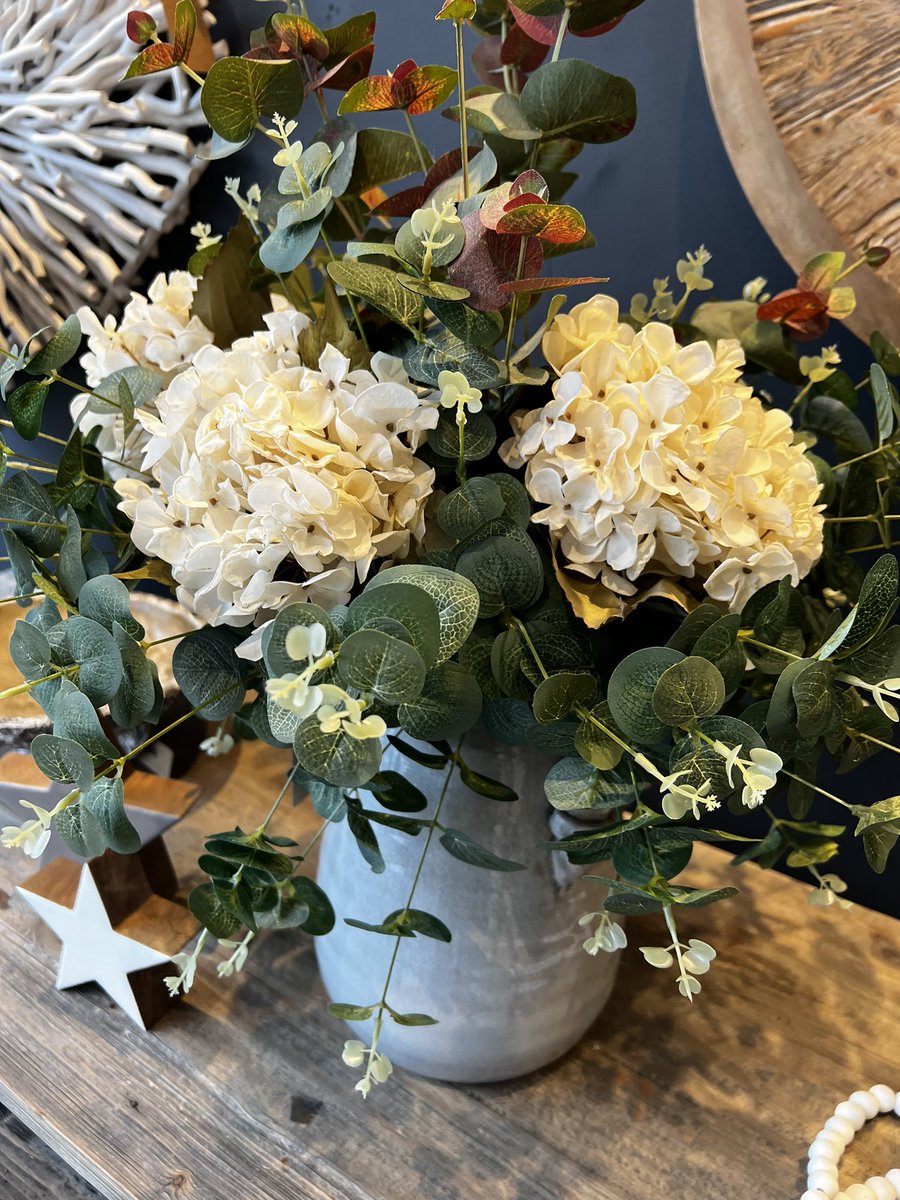 Same vase and same greenery but different hydrangeas- which one is your favourite? 1/2 or 3?
