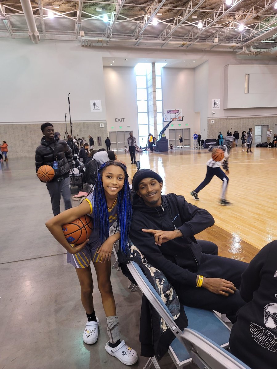 Sydi_hoops's tweet photo. That one time @nba player @TeamLou23 let me get a pic with him @madehoops in VA. Tks for always supporting young athletes.๐๐ซถ @YKSbasketball #ballislife #BetOnGirls #girlsbasketball
#StudentAthlete #futurewnba #girlswhohoop #baller #nba https://t.co/Csw42AOem4
