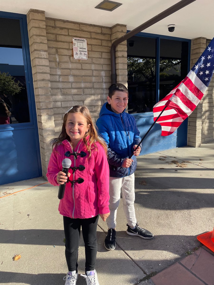 WhiteOakLions's tweet photo. What a great way to start the day! #LVUSD #whiteoakelementary #flagsalute #WOLions #whiteoaklions https://t.co/CrLruzgUSF