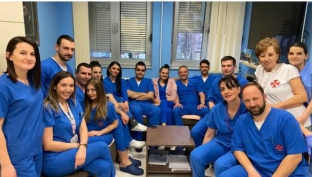 "Naši pacijenti umiru pre nego što stignu na red. Zbog toga ćemo operisati svakog vikenda, sve dok potpuno ne nestanu liste čekanja." 
Bez odobrenja Ministarstva zdravlja koje još uvek čekaju, bez finansijske nadoknade. Podvig decenije ❤️ Niš, Klinika za kardiohirurgiju.