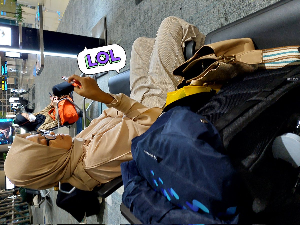 nana_RDW's tweet image. Mba... tas siapa ya ini ? 
Si mba jawab, saya. Gue bilang, taruh bawah aja mba tas nya. Si mba ngelengos. Gue duduk dong disebelah si tas🤪
Ini nih tipikal orang yg ngga suka kalau dikasih tau padahal salah. Mba ...mba ..tas nya isi opo tho 🤣🤣 #bandara #moral #etika #boarding