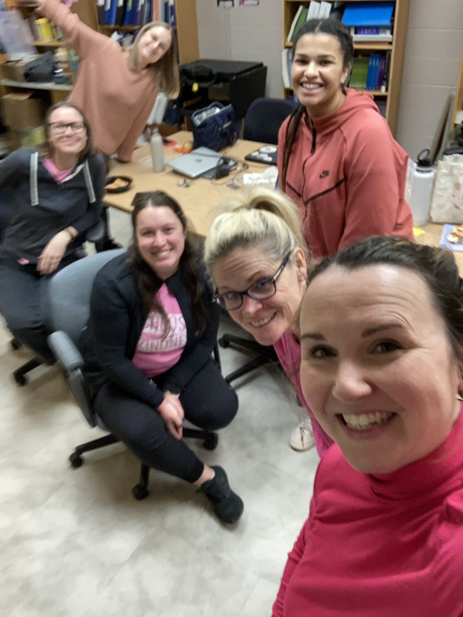 Farnell1221's tweet photo. The @BayridgeSS_LDSB Comm Team throwing kindness around like confetti #whatacrew #dreamteam https://t.co/atB0AFi5DO