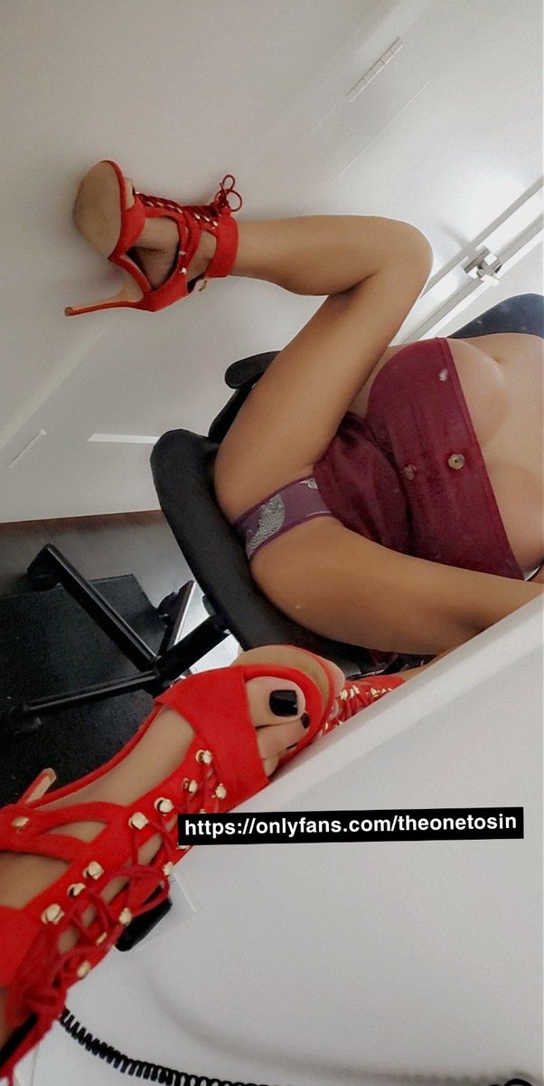TheOneToSin's tweet photo. I love these high heels 🥰
#Heels #Kc #Latina #Love https://t.co/TsWFHcQntp