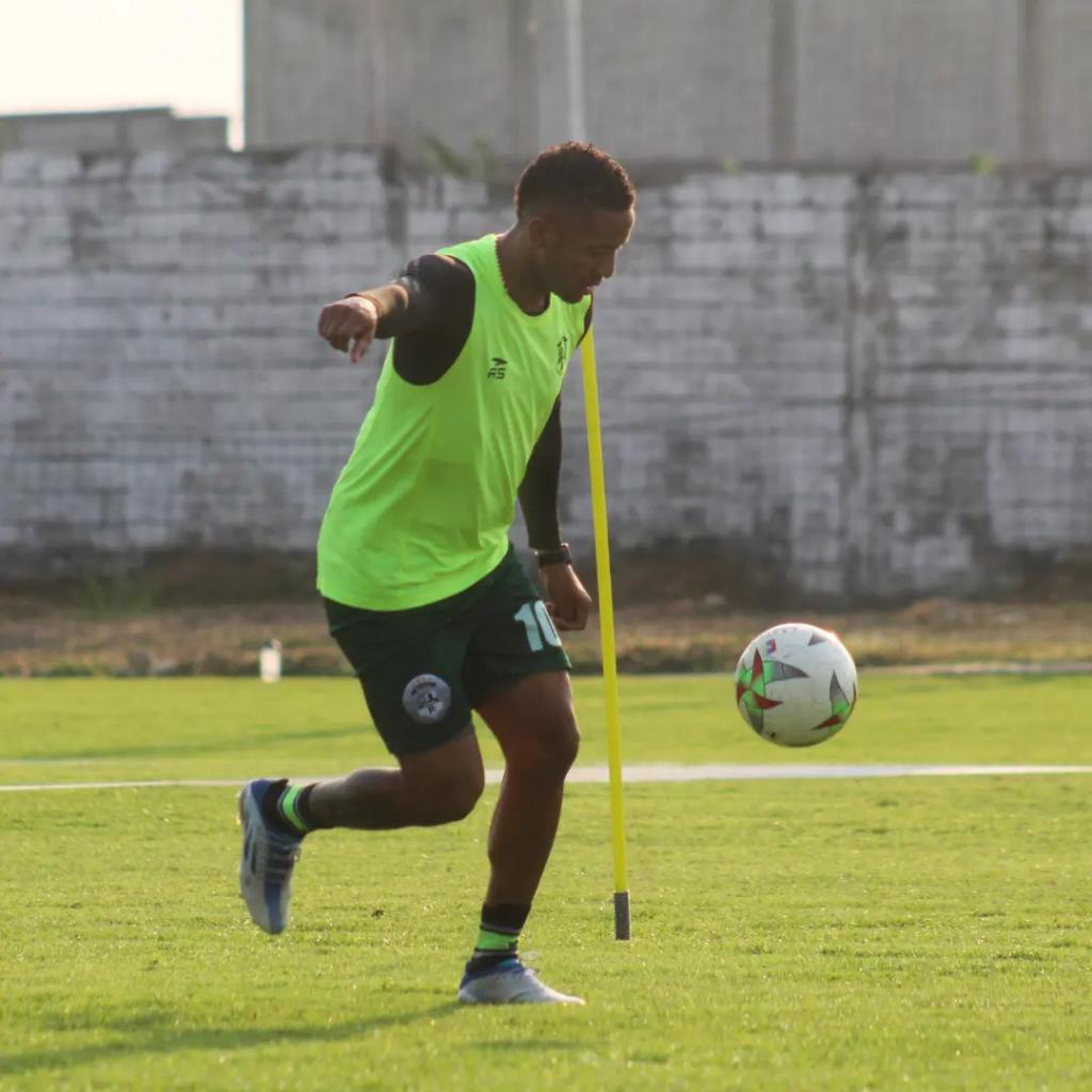 ZamoraFutbolC's tweet photo. 😁 1️⃣0️⃣🇵🇦⚽️⚪⚫

#Temporada2023 https://t.co/q0l7H4eAOY