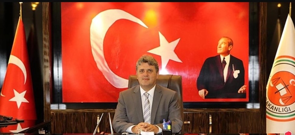 HasanDursun60's tweet photo. SUÇLU MANİSA BAŞSAVCISI ALİ ULVİ YILMAZ
(Sicil no: 40452)

Manisa'da 20 kişi hukuka aykırı şekilde gözaltına alındı. Bunun asıl sorumlusu Başsavcı Yılmaz ve emir eri savcıdır.

15 Temmuz sonrasında Saray'ın talimatlarına uyan Yılmaz, ödül olarak Antep'ten Manisa'ya atandı. https://t.co/1OB0AcrNi4