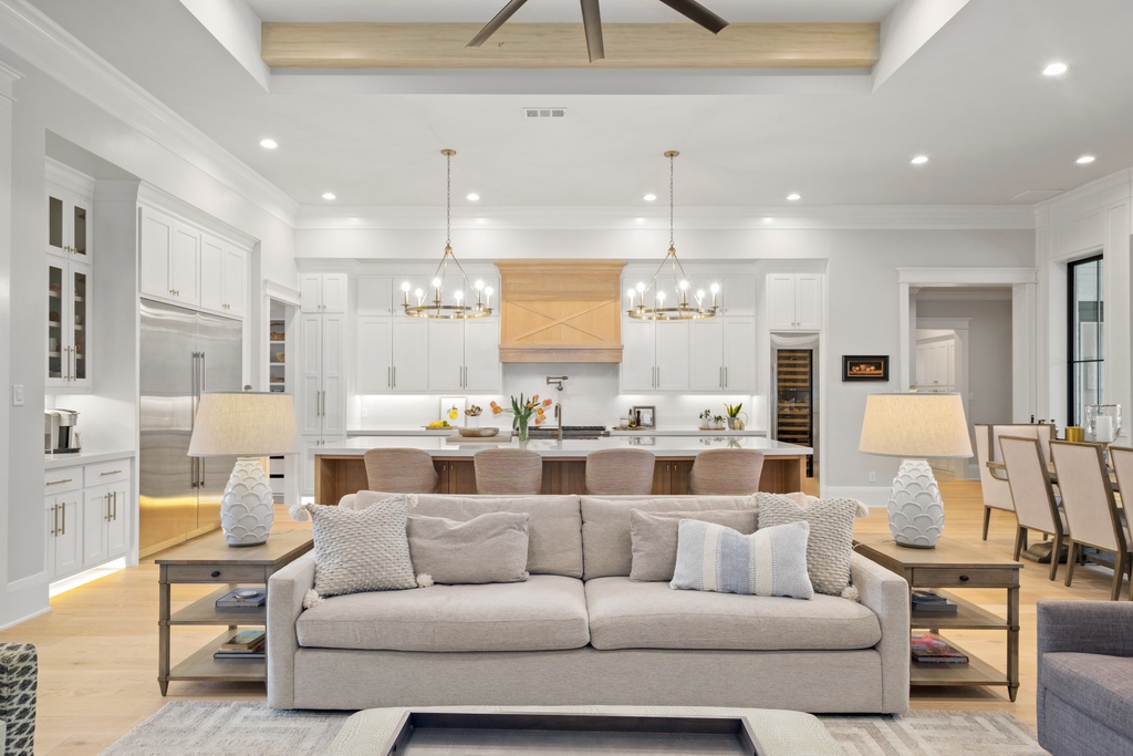 sharp_frame's tweet image. With over 5000 sqft, this home in Colleyville features an open concept: Kitchen + Living + Dining area. Don&apos;t you just love it? 😍 

#interiordesign #openconcept #texashomes #texasrealestate #photographer #sharpframemedia #dfwrealtor #fortworthrealestate #satx #homedecor