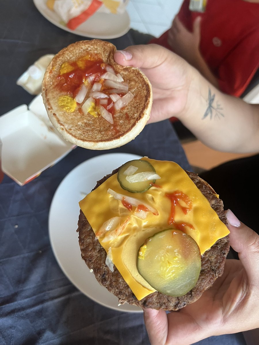 leknay's tweet photo. @McDonalds_Cl que pasa con sus hamburguesas?? Por comprar en el auto mac nos estafan de esta manera ? Nada de palta, nada de pepinillos. (Local Pedro fontova) 😓 https://t.co/zPEIJJ6s6V