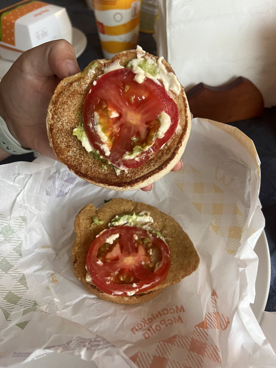 leknay's tweet photo. @McDonalds_Cl que pasa con sus hamburguesas?? Por comprar en el auto mac nos estafan de esta manera ? Nada de palta, nada de pepinillos. (Local Pedro fontova) 😓 https://t.co/zPEIJJ6s6V
