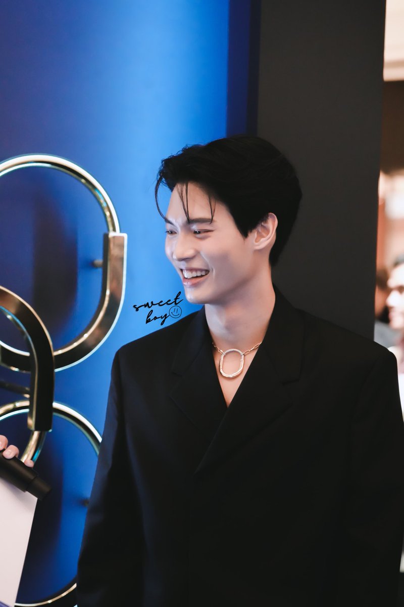 beonpop_'s tweet photo. UM GATO DE PRETO...
Win hoje no evento da Tiffany&Co, que aconteceu em Singapura.
#PBWthread
#TiffanyLockxWin https://t.co/wifIDlNpu7