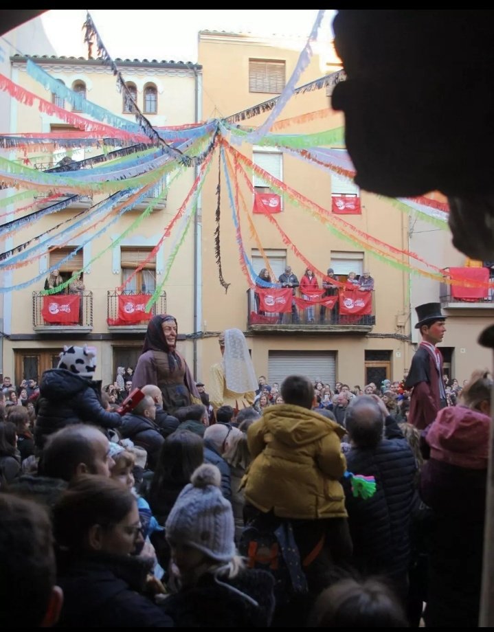 Krbuu's tweet photo. Han sigut unes festes diferents però molt sentides. La gent al carrer cantant i fruint amb el Brut i la Bruta i amb l'estima que li tenen a en Constantí. Una gran festa!!! @valldellobregos @SomSegarra @aralleida @catexperience @Turisme_Segarra @lasegarra https://t.co/q2F9Ns9wZI