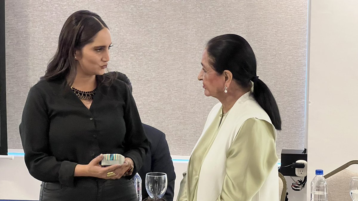 CuencaTurismoEC's tweet photo. La @AsoHotelAzuay, @CapturAzuay y @GUIASAUSTROEC, realizaron un sentido “Reconocimiento al Mérito en el Sector Turístico” a la Sra. Gladys Eljuri Antón. “Agradezco este reconocimiento y me comprometo a seguir fomentando el turismo porque mi pasión es y siempre será #Cuenca”. https://t.co/ADj23JL3yv