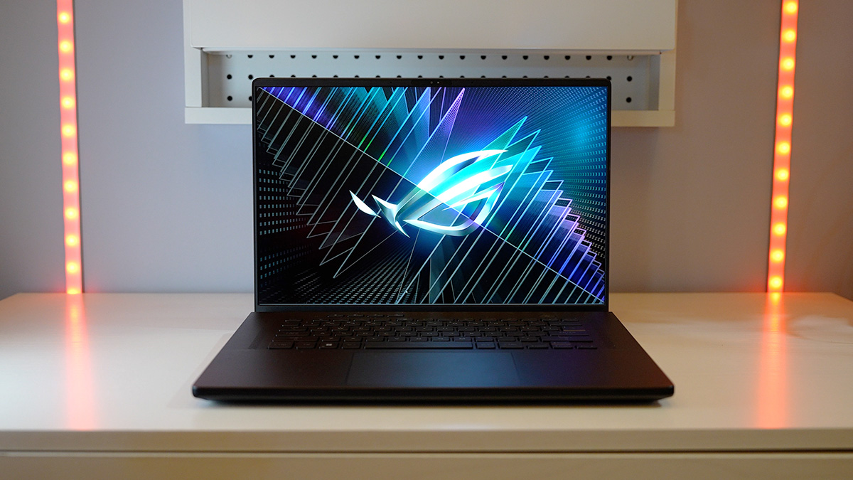 ASUS_ROGNA's tweet image. You&apos;re looking at an ROG Nebula HDR Display 😳

🌟 240Hz refresh rate
🌟 100% DCI-P3 coverage, Pantone validated color
🌟 Mini LED panel for intense contrast

#ROGZephyrusM16