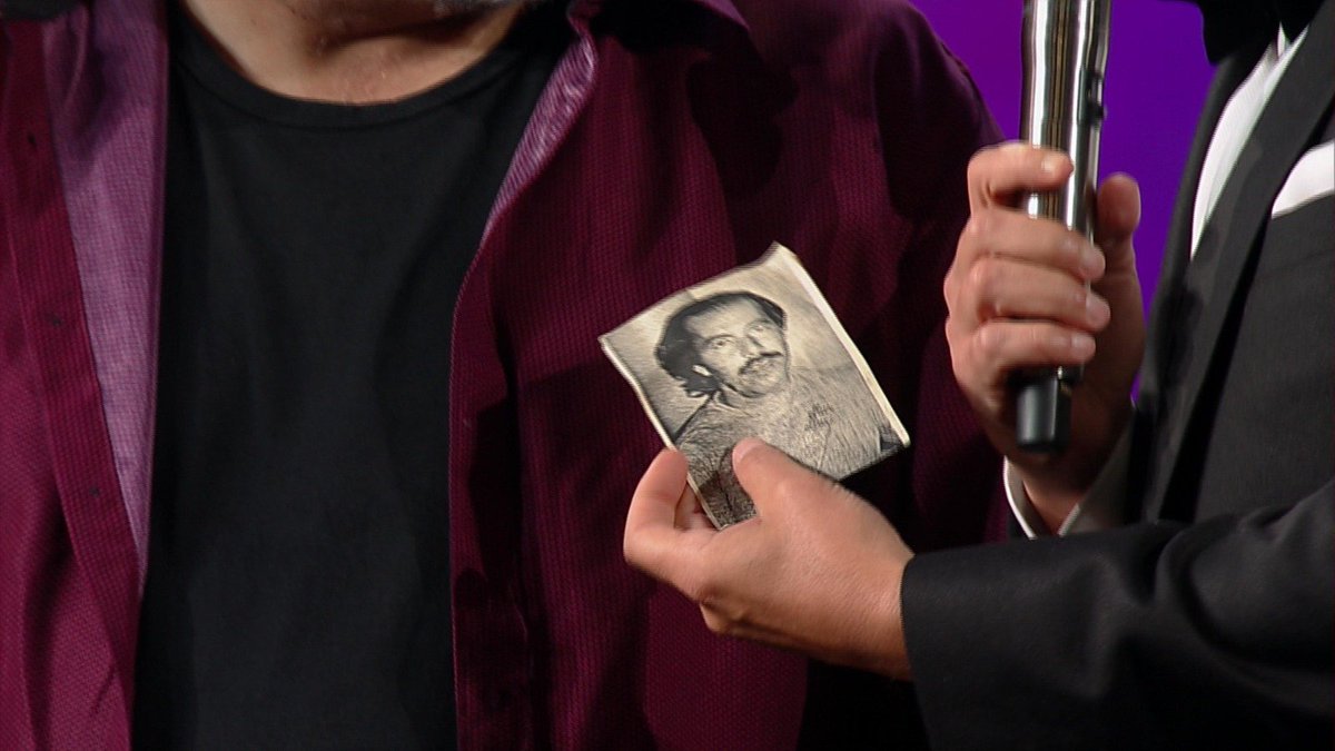 T13's tweet photo. Rodrigo Villegas recibe Gaviota de Oro y homenajea a su padre sobre el escenario 

EN VIVO #Viña2023 » https://t.co/hvzd1QEL2Z https://t.co/UvNfvOp4LX