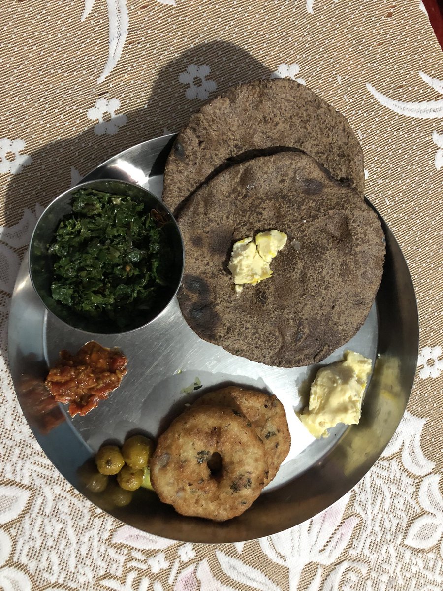 चौलाठे कै चापडै 
चौलाई की रोटी, ये बहुत पौष्टिक हैं किंतु इसको बनाने के लिए इसमें कोदा/मंडवा और गेहूँ का आटा मिलाया जाता हैं, तब बनाने मैं आसान हो जाती हैं चौलाई को भून कर पीसा जाता हैं तब सही रहता हैं, और चूल्हे मैं पकाकर जो स्वाद आता हैं उसको दोगुना इसकी महक कर देती हैं