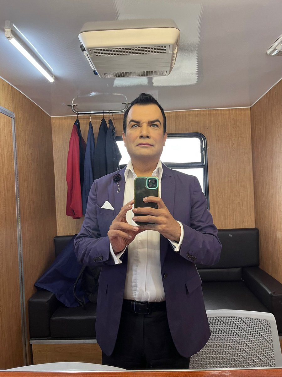 Gracias querida <a href="/carlaestrada/">Carla Estrada</a> por invitarme a actuar en la serie de <a href="/GloriaTrevi/">GloriaTrevi</a> .
<a href="/ScarletGruber/">Scarlet Gruber</a> te mereces este gran estelar.
<a href="/Dioni_Gonzalez/">Dioni Gonzalez</a> un gusto compartir contigo algunas escenas de este trabajo que muy pronto se estrenará por <a href="/Canal_Estrellas/">Las Estrellas</a>