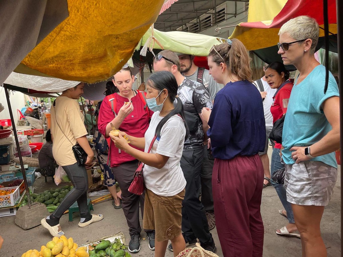 travelasiacarte's tweet image. Thanks to Shayla and family for this glowing review (in photo!) of a Dine with the Locals experience in Battambang at Ms Chanlon’s house. #dinewiththelocals #localexperiences