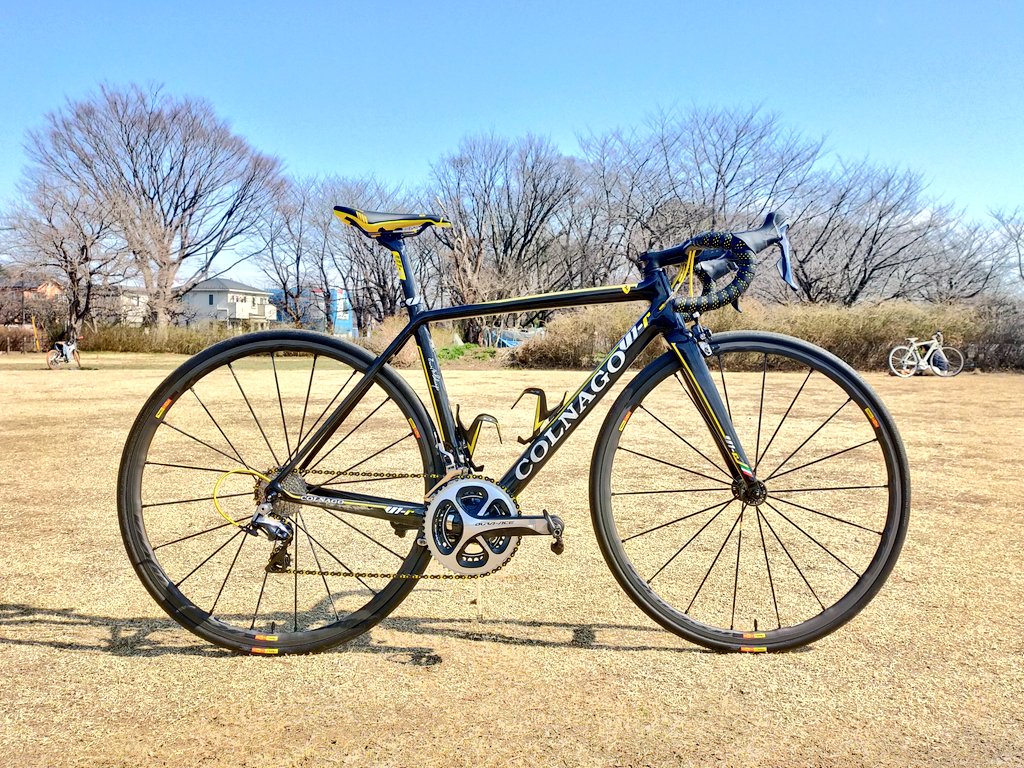RYDER_sky_F10's tweet image. COLNAGO V1-R納車されました！🎉
コルナゴとフェラーリとコラボした最後のモデルで、コーポレートカラーでもあるイエローの挿し色が入ったフレームが美しいです…🐎
周辺パーツのカラーにもかなり拘って、サドルやボトルケージ、バーテープに加えてケーブルとチェーンまで黄色で統一しちゃいました！笑