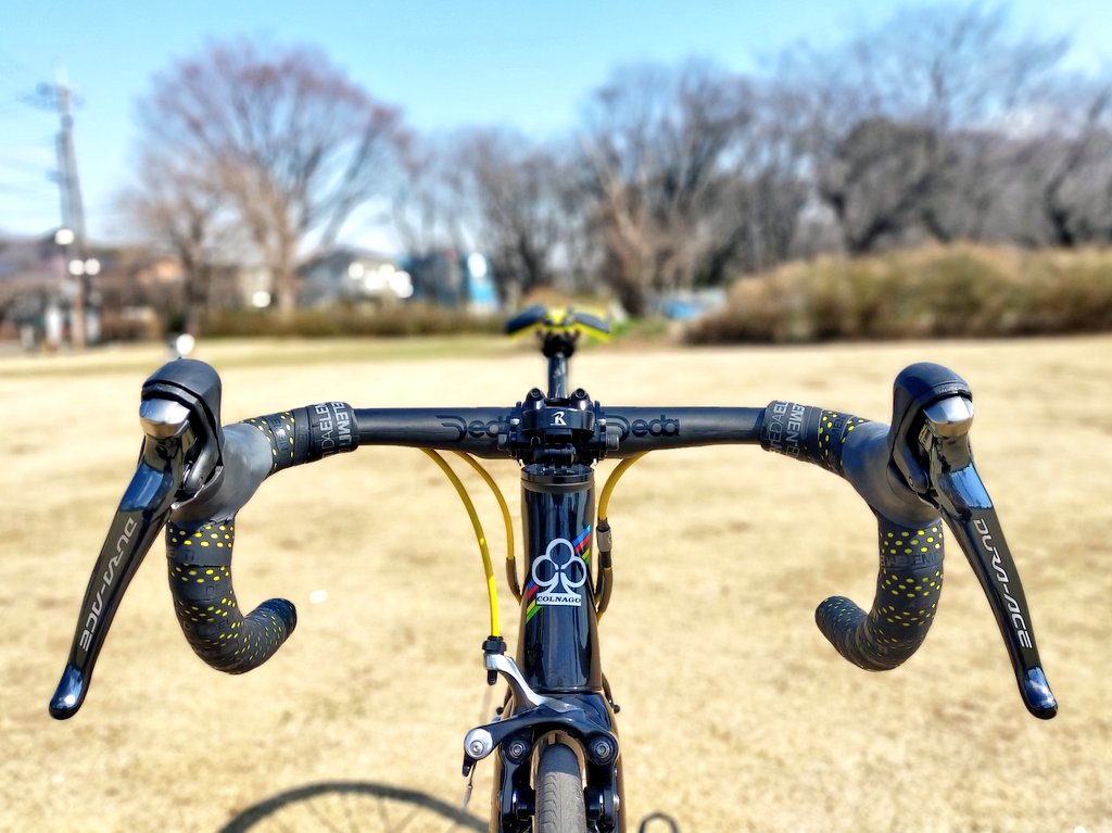 RYDER_sky_F10's tweet image. COLNAGO V1-R納車されました！🎉
コルナゴとフェラーリとコラボした最後のモデルで、コーポレートカラーでもあるイエローの挿し色が入ったフレームが美しいです…🐎
周辺パーツのカラーにもかなり拘って、サドルやボトルケージ、バーテープに加えてケーブルとチェーンまで黄色で統一しちゃいました！笑