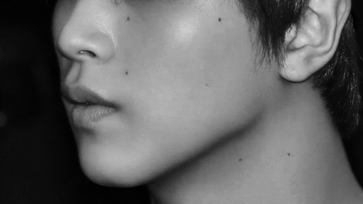 Ieemarkees's tweet photo. haechan's beautiful moles ⠕ https://t.co/xL0kiQL0ia