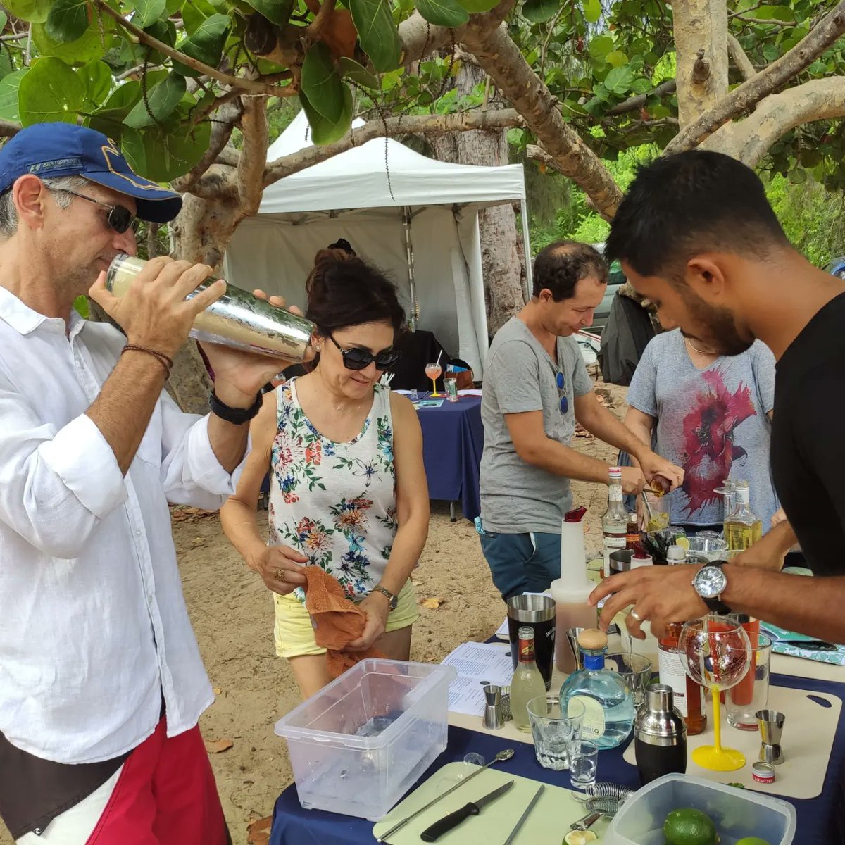 WhereezParis's tweet photo. "Un COCKTAIL presque PARFAIT"
N'est-ce pas la meilleure idée pour votre prochain Team Building 974 ?
Demandez votre devis : https://t.co/TA3KIPdiV0 
#ateliercocktail #challengecocktail #lareunion #iledelareunion #teambuilding #teambuildingreunion #seminaire #seminairereunion https://t.co/eZcGUTwQoA