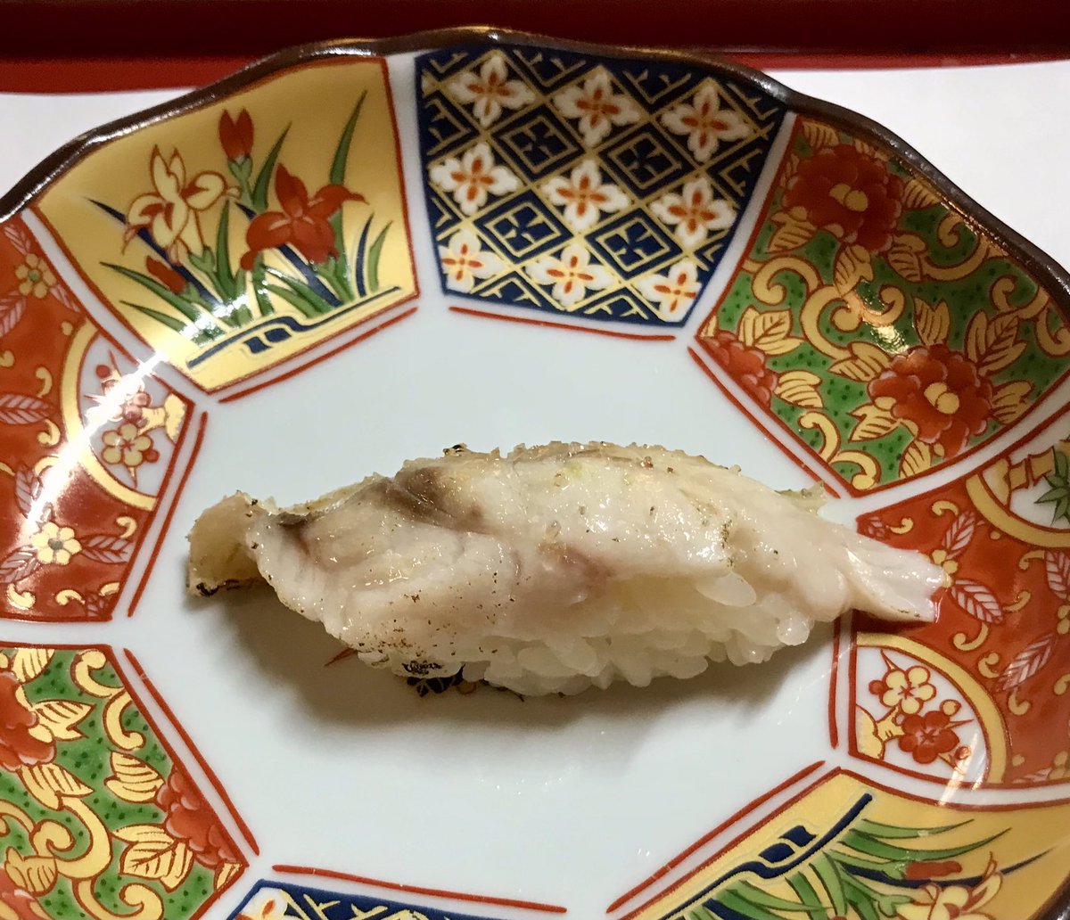 「お昼は、『汐まち寿司つるみ』さんに。穴子飯と迷ったけれど、地元の新鮮なお魚を使っ」|柴田亜美staffのイラスト