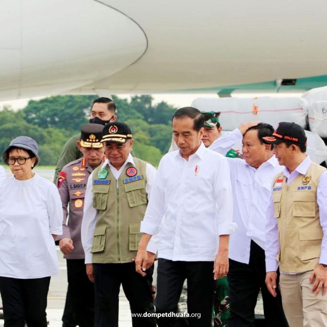 dompetdhuafaorg's tweet photo. 1. Presiden Jokowi Lepas Bantuan untuk Turki-Suriah

Berbagai #KolaborAksi dilakukan untuk membantu saudara-saudara kita yang kini tertimpa musibah di Turki - Suriah. Hal ini merupakan salah satu tugas lembaga zakat agar peduli terkait isu kemanusiaan global. https://t.co/8ugYtz7cyI