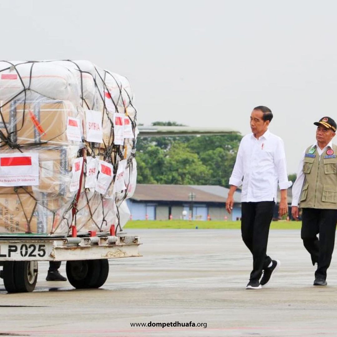 dompetdhuafaorg's tweet photo. 1. Presiden Jokowi Lepas Bantuan untuk Turki-Suriah

Berbagai #KolaborAksi dilakukan untuk membantu saudara-saudara kita yang kini tertimpa musibah di Turki - Suriah. Hal ini merupakan salah satu tugas lembaga zakat agar peduli terkait isu kemanusiaan global. https://t.co/8ugYtz7cyI