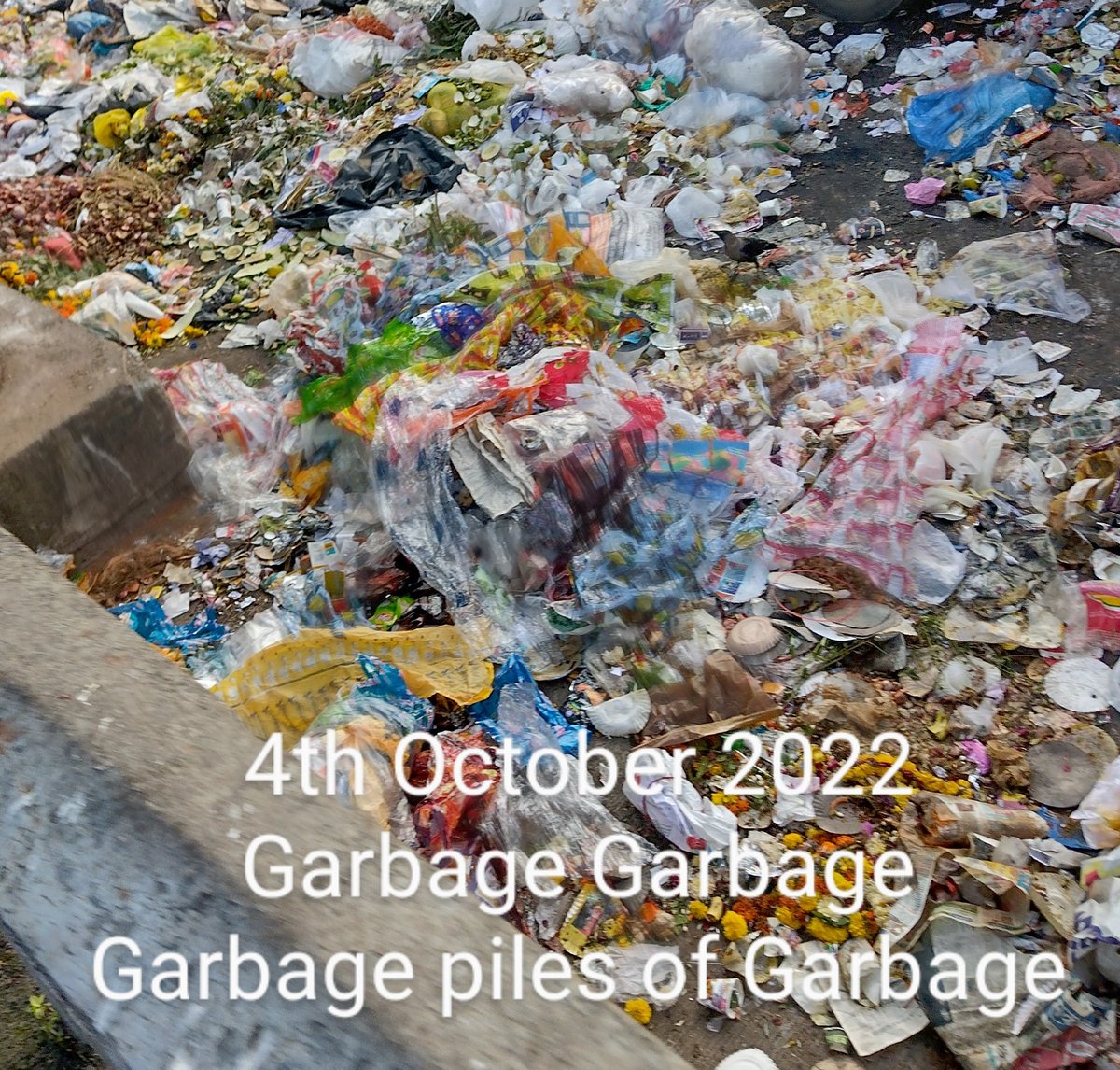 SentinelWachter's tweet photo. Its the same under #MWard too @mybmcWardMW @mybmcWardME @mybmcSWM @IqbalSinghChah2 @velrasu_p @VelrasuP Raising these complaints since more than a year now regards garbage dumped on the main road opp #InModShoe store adjacent #chembur flyover Cheeck the dates @RoadCrusade https://t.co/leSfWe17zt