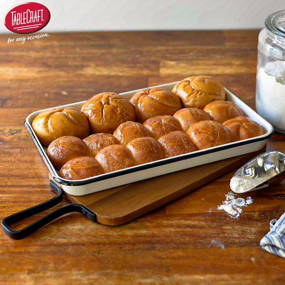 TableCraftHome's tweet image. Our 16&quot; Enamelware Collection Tray is 🌟 SO versatile! Use it to transport breakfast in bed or snacks outside. It goes from oven to table, perfect for nachos or veggie tray roasts. Bake rolls or serve charcuterie. Learn more: ow.ly/iWCu50MUNil

#EnamelwareCollection