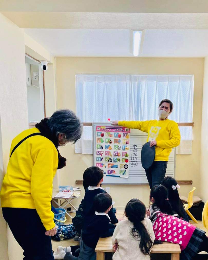 BlueLionEnglish's tweet photo. Teachers’ Team versus Kids’ Team is so fun!😂
#kindergarten 
#gametime 
#balldarts 🎯 https://t.co/tJkwlMFV7n