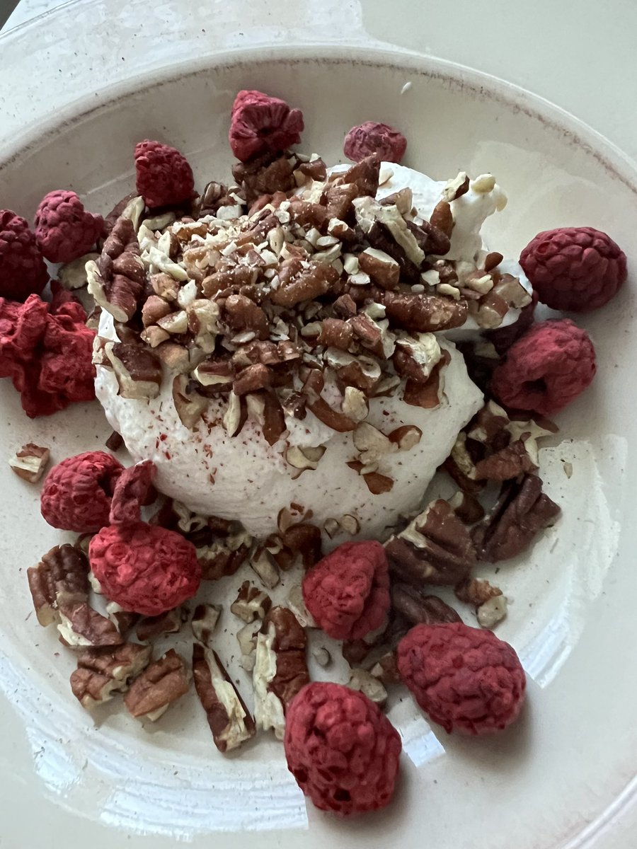 MarionSyversen's tweet photo. Three good things about your Wednesday! Mine: 1.) Mort. So many beautiful reasons today: he read a Bible commentary to me, he ran, his beautiful way to make his office cozy. #lightuptree 2.) I ran hard. 3.) Yogurt and pecans and raspberries. https://t.co/JwbO14iviY