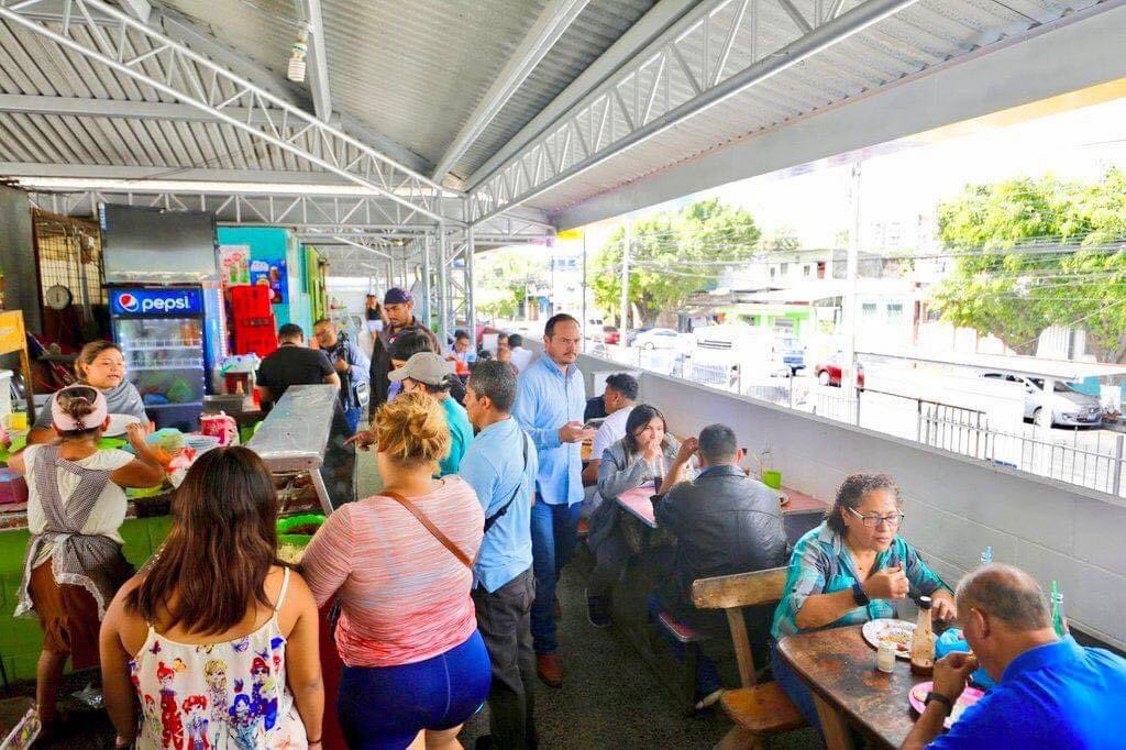 JerssonValdez's tweet photo. #ACTUALIZACION Así el mercado Dueñas, Santa Tecla a este día. Así anunció el alcalde @HenryFloresST quien confirmó que el puesto de comida #adolar sigue activo y funcionando con NORMALIDAD. https://t.co/ekoggS80qE