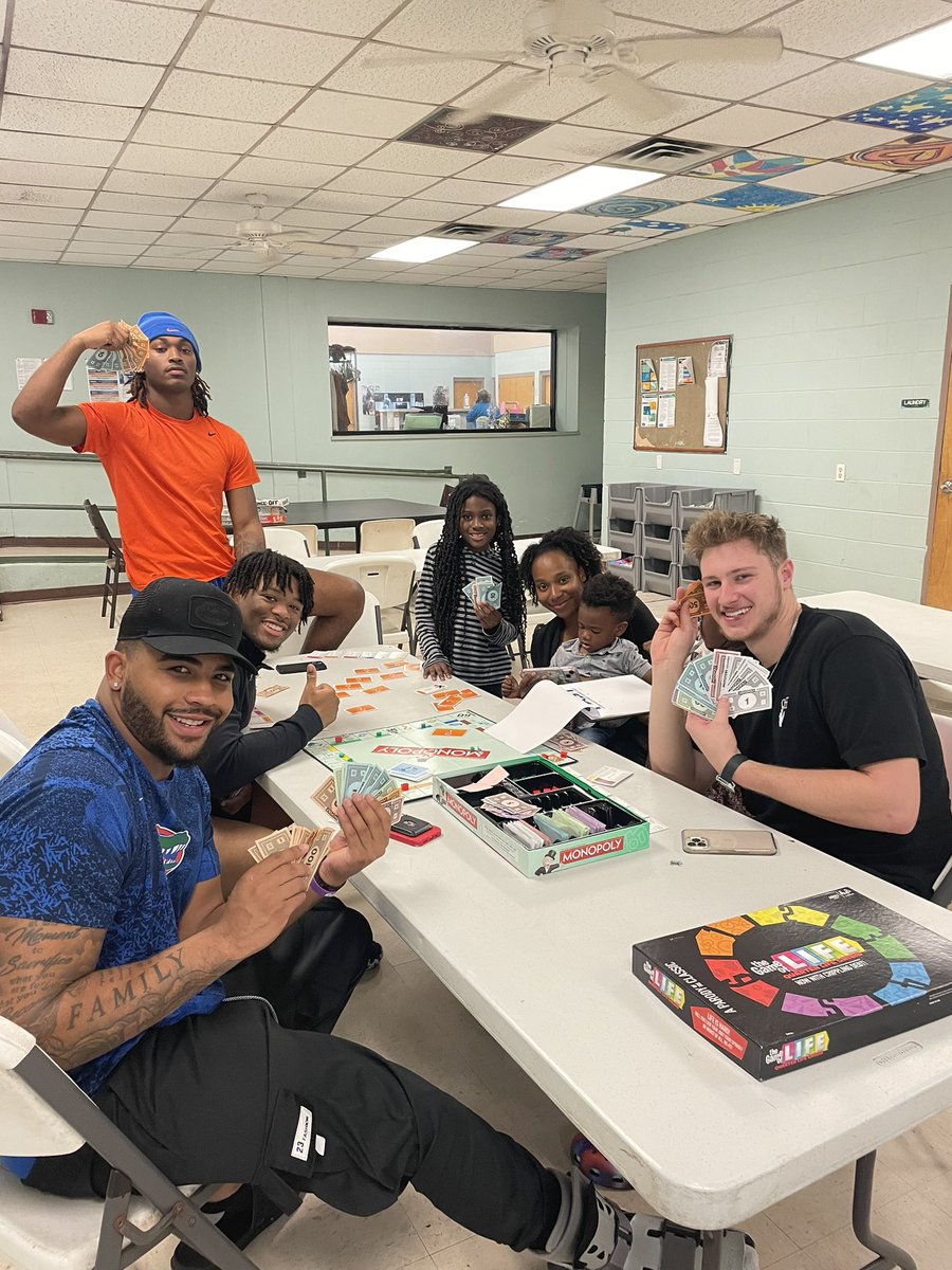 deucespurlock's tweet photo. Giving back and supporting our community, one person at a time. #StFrancisHouse ❤ If you felt lead to get involved, visit https://t.co/CB3mbqTQVC #CreatingNewFutures @sfhgnv @FAST_FLA https://t.co/sUQRtumeY3