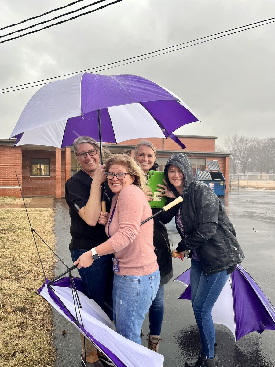 CaseyvilleE's tweet photo. Mother Nature may have broken our umbrellas, but it did not break our smiles! ☔️💨. #somuchwind #thekahokway https://t.co/fbI0NXG3Mx