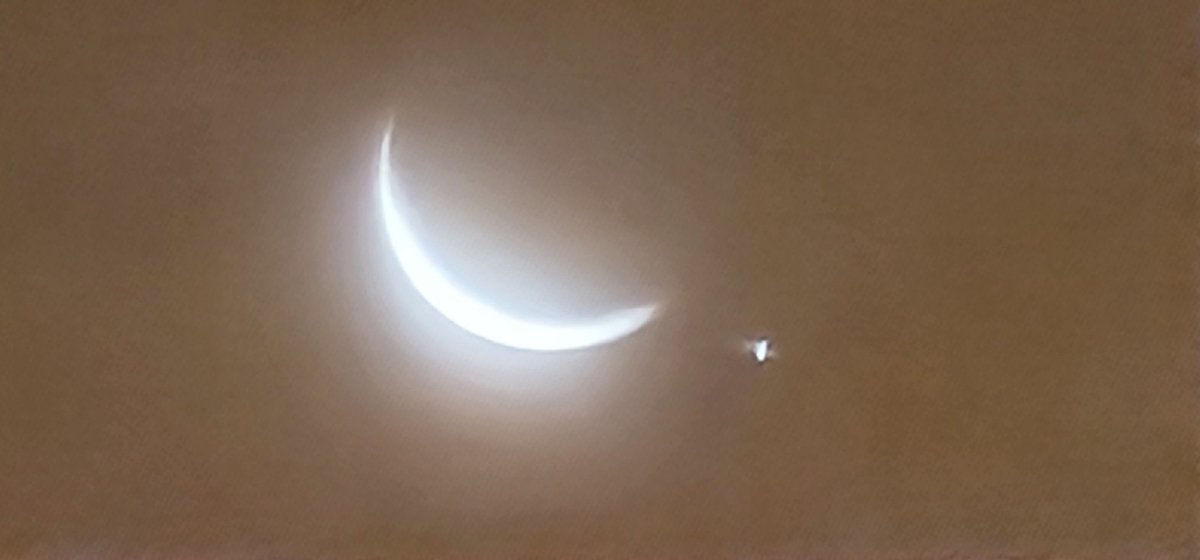 pacofloresc's tweet photo. Hola @hombredeltiempo, ¿sabes qué es ese punto tan próximo a la Luna? https://t.co/gxZffnhez0
