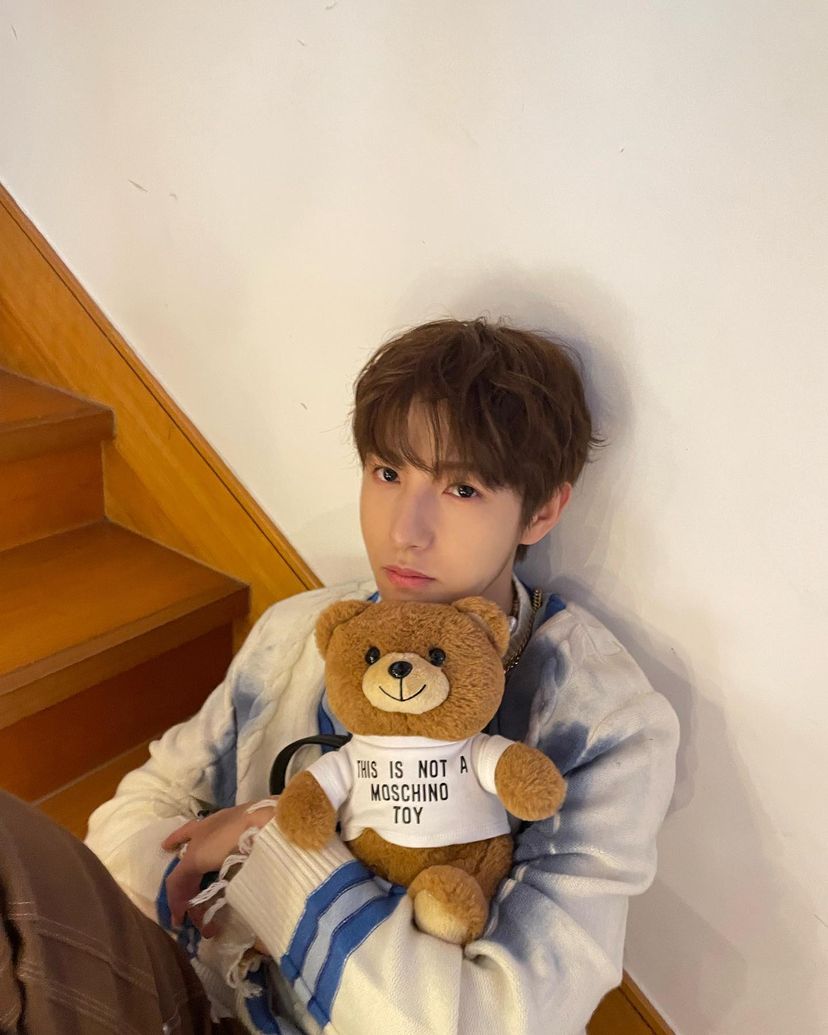 dwangrenjun's tweet photo. good morning earthlings 🌟🧸 https://t.co/55leDDH7Qq
