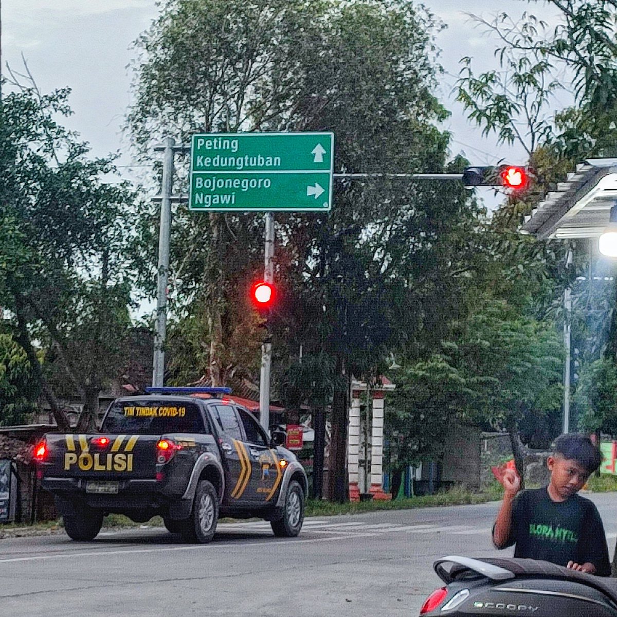 Pertigaan Menden
⬆️ Sumber, Peting Dan Kedungtuban. 
➡️ Bojonegoro, Ngawi. 

📌Traffic Light Menden
