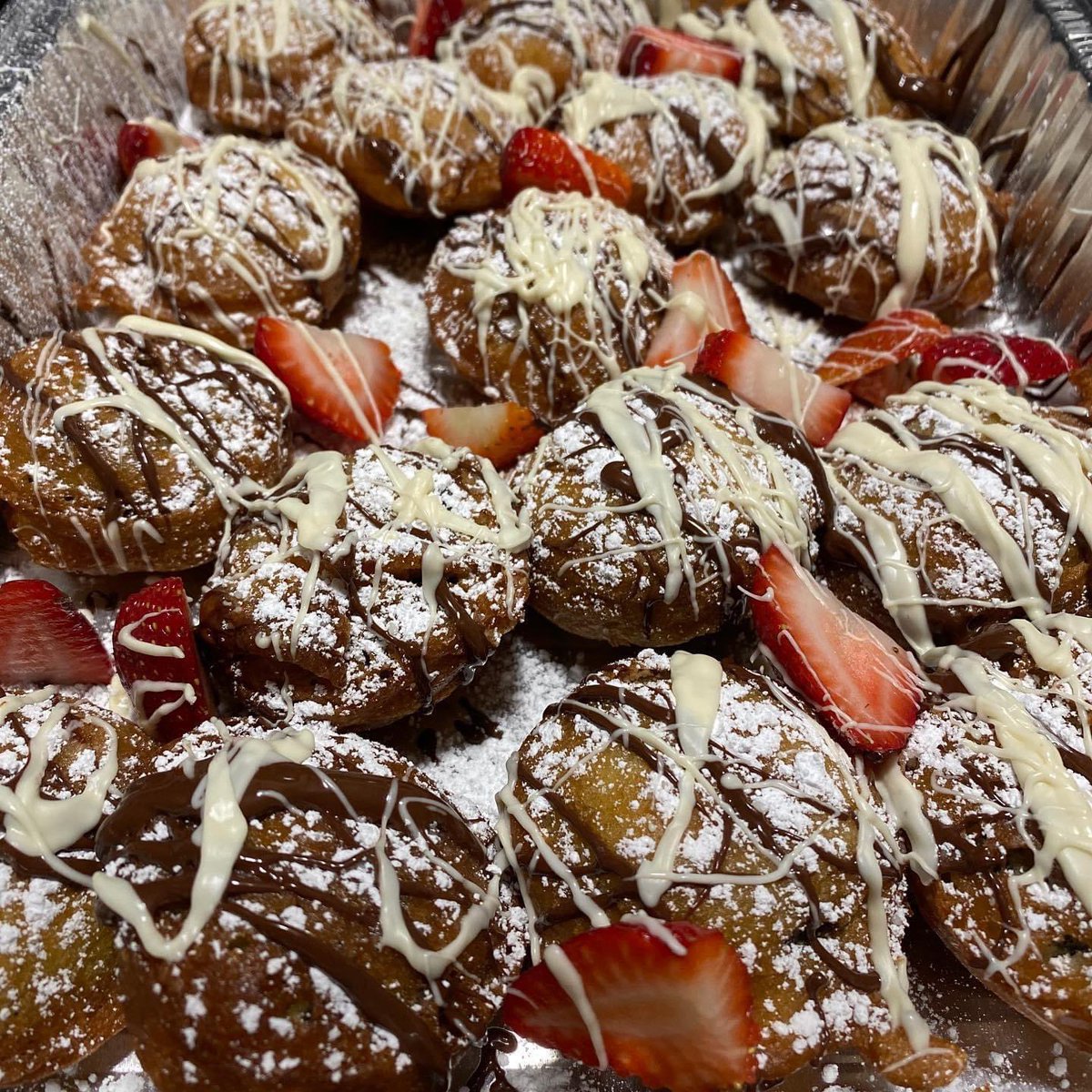 SweetsByBonniee's tweet photo. Family pack Fried Oreos Mystery box π€©
#SweetsbyBonniee #Sweets #FriedOreos #Strawberries #Chocolate #Vanilla #Oreos #Brownies #OreoBalls #MidnightSnacks #Sweet #SweetTooth #Hennessy #Shots https://t.co/lsDCMrSYpw
