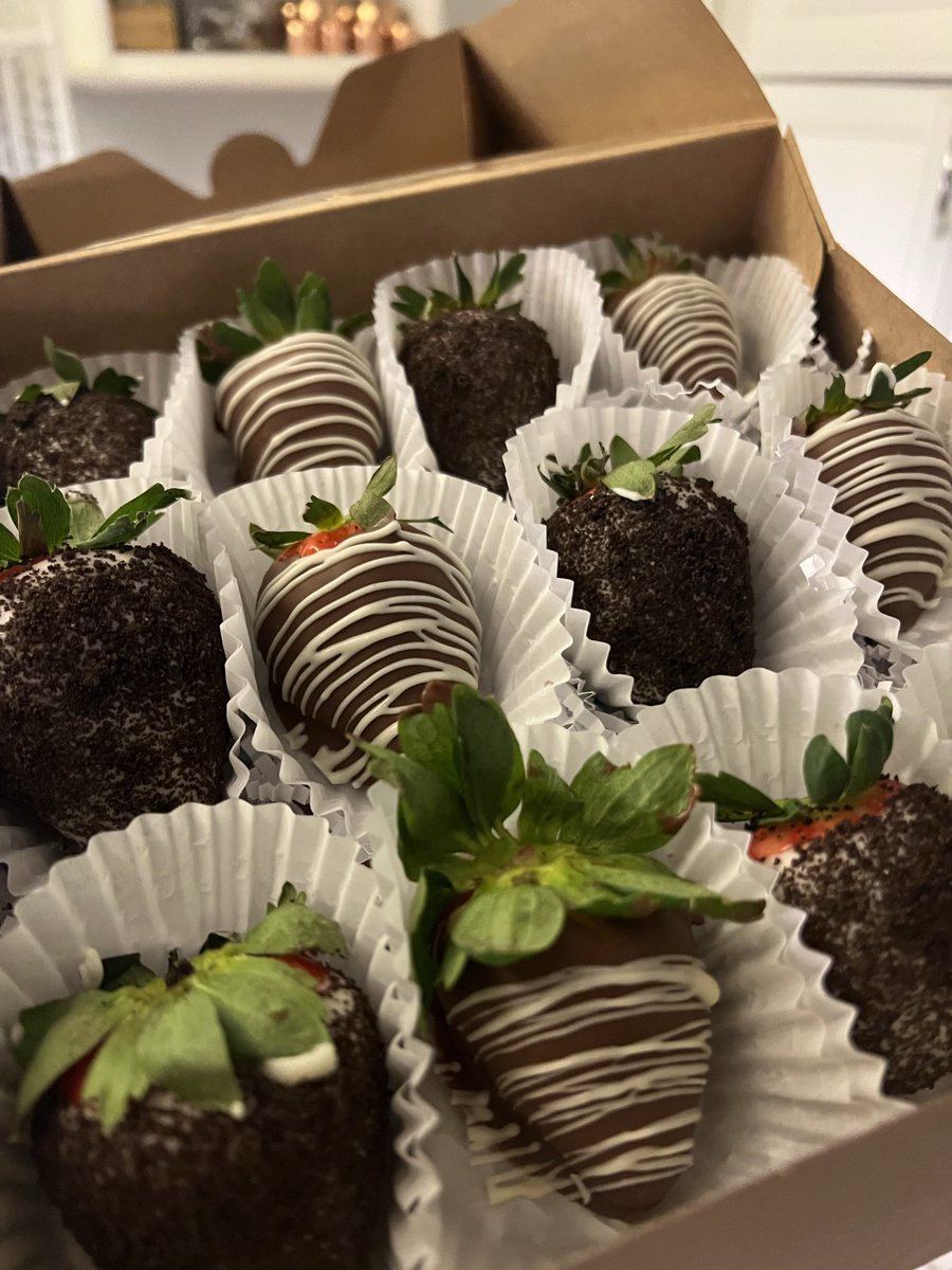 SweetsByBonniee's tweet photo. Custom chocolate covered strawberries 🍓 
#Sweets #chocolatecoveredstrawberries #strawberries #order #sweettreats #chocolate #friedoreos #pickup https://t.co/W8WYrDo9jW