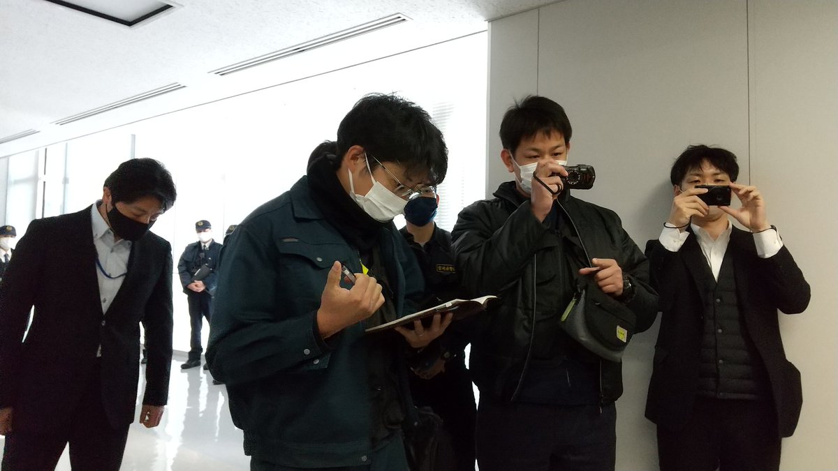 1vQFVQx0sUKFLED's tweet photo. 20230222宮崎検察庁に不起訴理由確認の為に13時から予約を入れ宮崎県盗伐被疑者の会３役と被害者２名、他２名にて不起訴理由の確認を質問していた。宮崎検察庁は『被害者の会とは接触しない事になりました』と言い話し合い途中に突然県警(約)15人、検察庁総務課(約)5人が現れ強制撤退させられました。 https://t.co/PIlUSev0NO