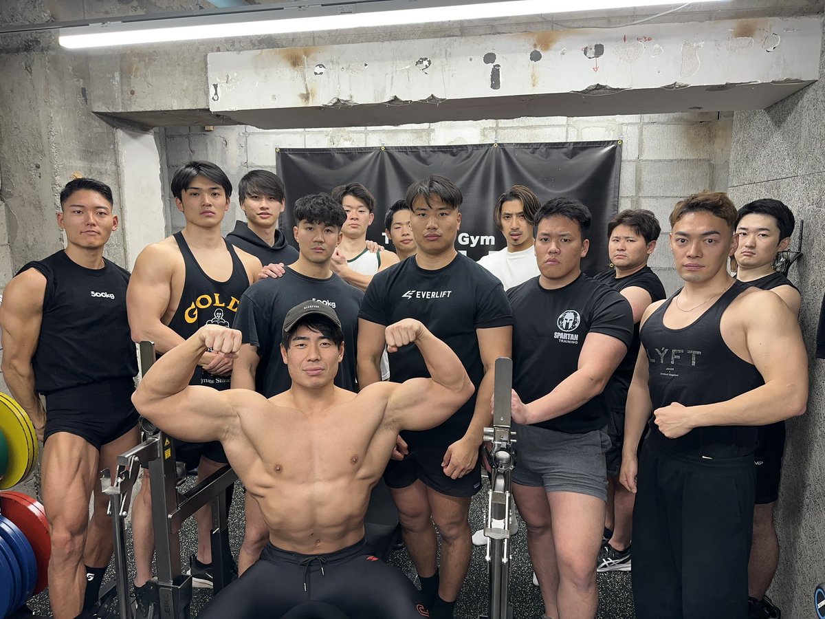 KT_surprise's tweet photo. 比較癖に悩んでた。家族、近所、同級生と比較され続けて育ったから。でも、変なことをやるに振り切ったら、少しずつ軽減されてきた。今では同級生が「次の昇進は〜」「第二新卒で〜」って言ってる。でも僕は「ベンチプレスがっ！！！」って言ってる会社に入ったから、嫌でも比較できなくなりました。 https://t.co/inGZnAaWPJ