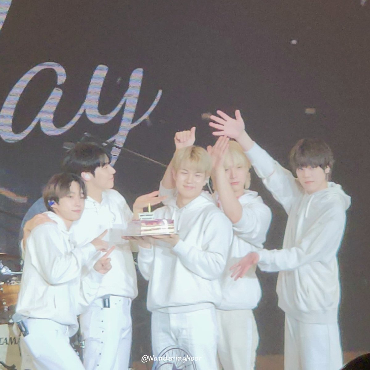 WanderingNoor's tweet photo. I miss them already...Cant believe it'll be 2 years before I can see them again.
#NFlying #엔플라잉 #엔콘3_in_HK #엔콘3 #유회승 #서동성 #차훈 #이승협 #김재현 https://t.co/rUxAhdJa9Q